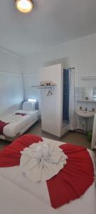 um quarto com 2 camas em vermelho e branco em Hotel Aboukir em Paris