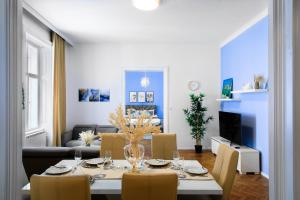 En restaurant eller et andet spisested på Infinity Homes - Stylish 3-Bedroom Haven in the Heart of Vienna!