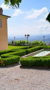 basen w parku z oceanem w tle w obiekcie Dépendance in Villa Albachiara e Primaluce w mieście Carmignano