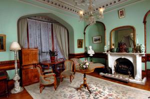 Posezení v ubytování Larnach Lodge & Stable Stay