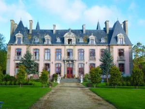 uma casa grande com uma entrada em frente em Château Hôtel Du Colombier em Saint Malo