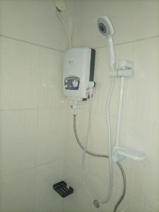 y baño con ducha con cabezal de ducha. en Pearl furnished residence, en Buloba