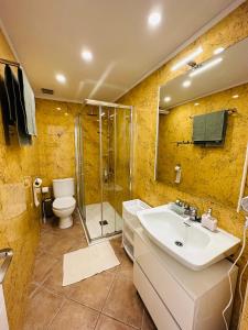 La salle de bains est pourvue d'un lavabo, d'une douche et de toilettes. dans l'établissement Apartament Cabo Cervera Costa del Alba, à Torrevieja