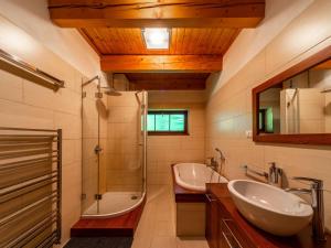 uma casa de banho com 2 lavatórios e um chuveiro em Holiday Home Kunějov by Interhome em Člunek