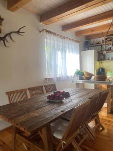 une grande table en bois dans une cuisine avec des chaises dans l'établissement Domek nad Śniardwami, à Głodowo