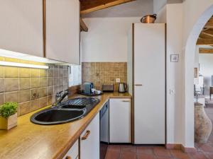 eine Küche mit einer Spüle und einer Theke in der Unterkunft Holiday Home Casa Porta by Interhome in Brissago