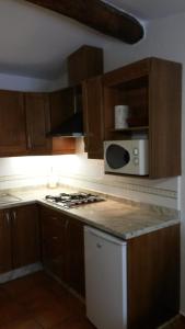 a kitchen with a stove and a microwave at Casa Rural Mirador De La Luna in Hornos