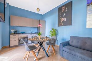 un salon avec une table et un canapé dans l'établissement City Gate - luxury suites, à Bari