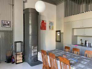 comedor con mesa y chimenea de gas en Stationmaster's studio, en Porvoo
