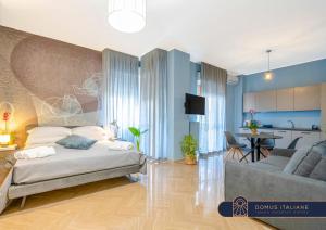 une chambre avec un lit et un salon dans l'établissement City Gate - luxury suites, à Bari