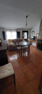 ein Wohnzimmer mit Tisch und Couch in der Unterkunft Casa Rural Mirador De La Luna in Hornos