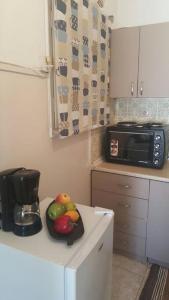 a kitchen with a bowl of fruit on top of a refrigerator at Serres citycenter.Free parking place in 100m in Serres