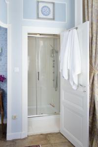 a bathroom with a shower with a glass door at Résidence étoile in Saint-Yrieix-la-Perche