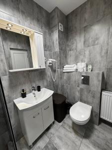 La salle de bains est pourvue d'un lavabo, de toilettes et d'un miroir. dans l'établissement Buenos Dias, à Mamaia Nord – Năvodari