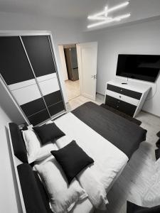 - une chambre avec un grand lit et une télévision dans l'établissement Buenos Dias, à Mamaia Nord – Năvodari