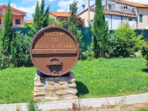 zegar w środku pola trawy w obiekcie VILLA GIOVANNA w mieście Capannori