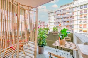 un balcon avec une table et des chaises et un bâtiment dans l'établissement City Gate - luxury suites, à Bari