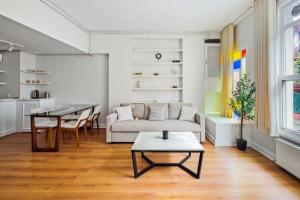 uma sala de estar com um sofá e uma mesa em Charming Bright Modern Design 1bd Home #282 em Istambul