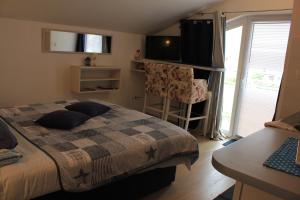 Posteľ alebo postele v izbe v ubytovaní Charlie Apartments
