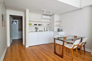 uma cozinha com mesa e cadeiras num quarto em Charming Bright Modern Design 1bd Home #282 em Istambul