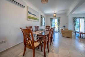 uma sala de jantar com mesa e cadeiras em Villa Bimini em Argaka