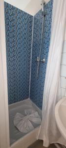 uma casa de banho com um chuveiro, um WC e um lavatório. em Hotel Aboukir em Paris