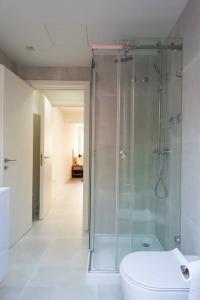 y baño con aseo y ducha acristalada. en Pardal RC B - Stylish Studio in Alcantara with free parking nearby, en Lisboa