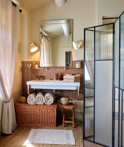 格里尼昂的住宿－Jas des roches，一间带水槽和镜子的浴室