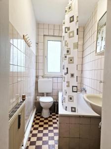 La salle de bains est pourvue de toilettes, d'un lavabo et d'une baignoire. dans l'établissement Work & Stay Apartments in Leverkusen, à Leverkusen