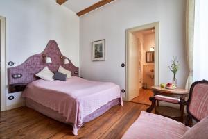 Ένα ή περισσότερα κρεβάτια σε δωμάτιο στο VILLABOGArT Wedding Venue and Longevity Resort
