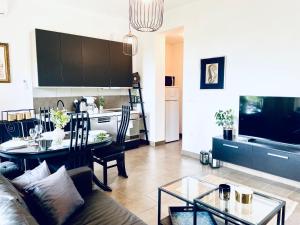 un soggiorno con divano e tavolo e una cucina di Apartment Blue&Green a Kostrena (Costrena)