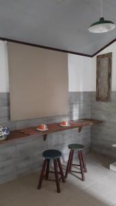 a table and two stools in a room at Canto Alto, Encanto in Petrópolis