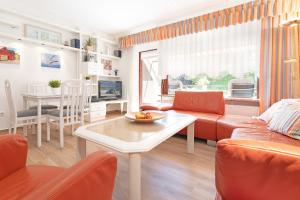 sala de estar con sofá y mesa en Kastanienallee 3 Wohnung 7, en Timmendorfer Strand