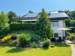 ein Haus mit Sonnenkollektoren darüber in der Unterkunft Casparidyll in Sigmaringen