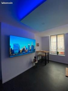 TV at/o entertainment center sa Appart de style centre Sedan 3E