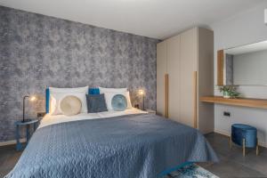 una camera da letto con un grande letto con copriletto blu di Villa Emma-Louisa a Žminj Altre 44 foto