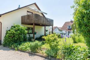 a house with a balcony on the side of it at Jaulneau in Owingen