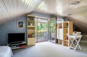 a room with a bed and a tv and a desk at Jaulneau in Owingen