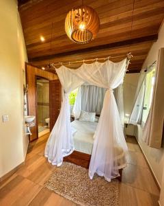 1 dormitorio con 1 cama con dosel en Casa Del Mar, en Maraú
