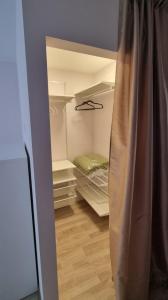 een kamer met een lege kast en een koelkast bij Park Alice Apartment in Liepāja