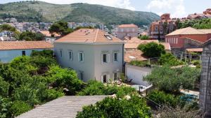 uitzicht op een stad vanaf het dak van een huis bij KALA LUXURY ROOMS by DuHomes in Dubrovnik