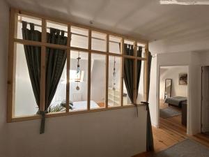 una finestra con vista su una camera da letto di Le Ty Maclow a Saint Malo