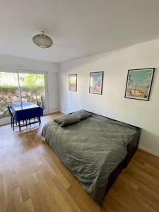 a bedroom with a bed and a table in it at Studio Le Pied à Mer in Houlgate