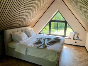 a bed in a room with a large window at Heinaläku puhkemaja loft in Paope