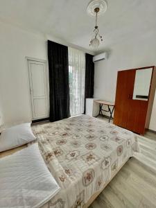 - une chambre avec un grand lit et une fenêtre dans l'établissement Zuri Kvariati, à Kvariati