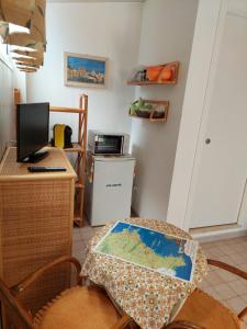a room with a table with a map on it at Noto Sole di Sicilia in Noto Marina