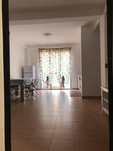 uma sala de estar com uma mesa e uma janela em Alcantara Apartment em Gaggi