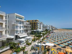 una vista aérea de una playa con coches aparcados en Hotel Boston 3 Stelle Superior Frontemare, en Lido di Jesolo