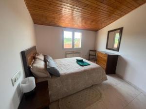 A bed or beds in a room at Ático con magnifica terraza en Boiro