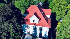 eine Luftansicht eines Hauses mit rotem Dach in der Unterkunft Retro Hotel Villa Ostrava in Ostrava